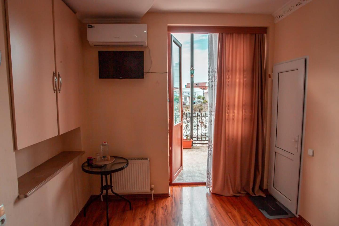 Hotel Caravan Palace Kutaisi Bagian luar foto