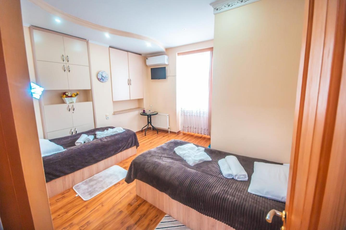 Hotel Caravan Palace Kutaisi Bagian luar foto
