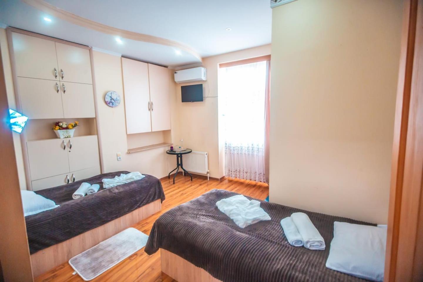 Hotel Caravan Palace Kutaisi Bagian luar foto