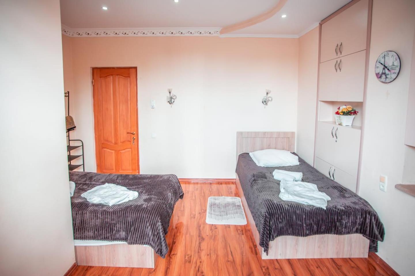 Hotel Caravan Palace Kutaisi Bagian luar foto